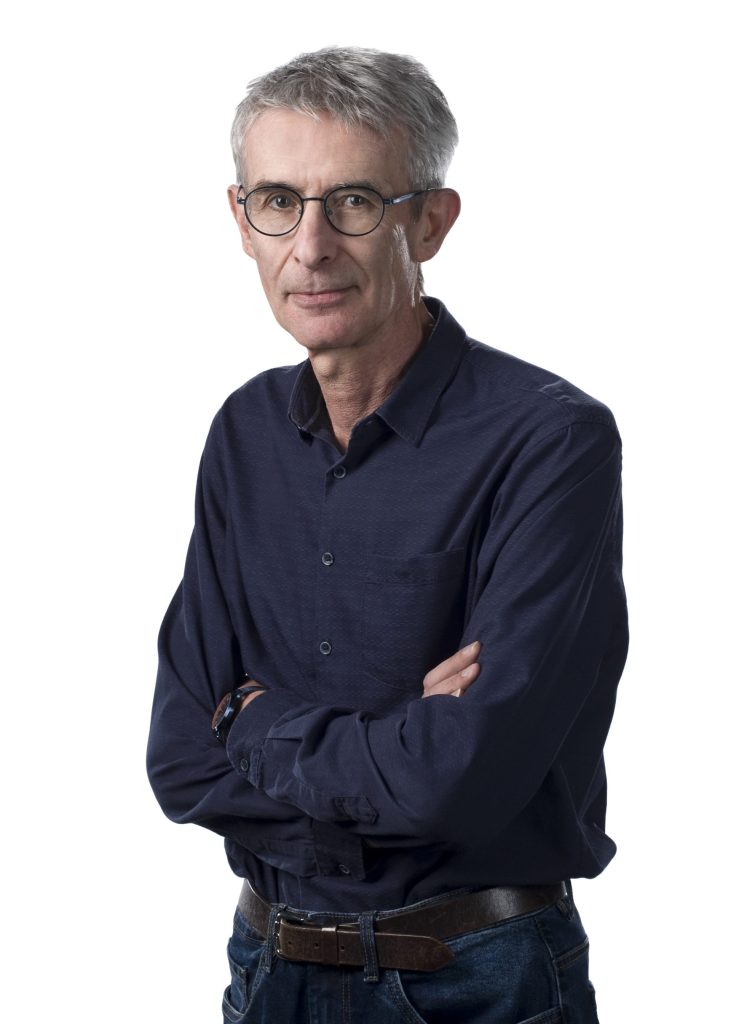 Mann mit Brille und verschränkten Armen